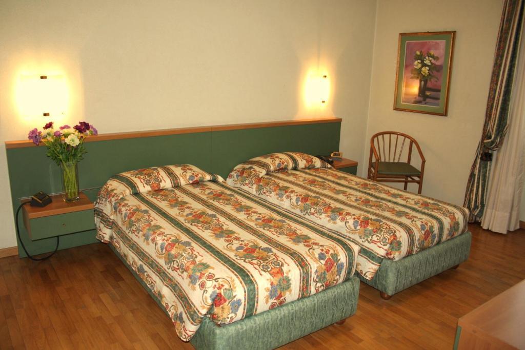 Hotel Gambara Bilik gambar