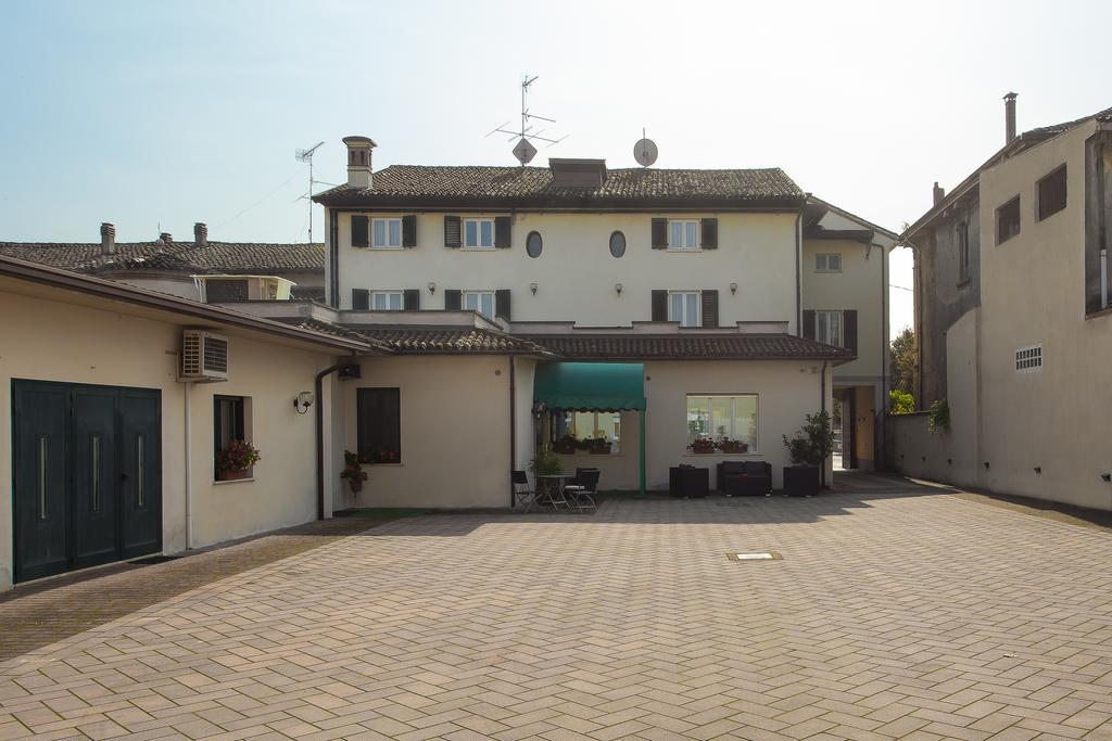 Hotel Gambara Luaran gambar