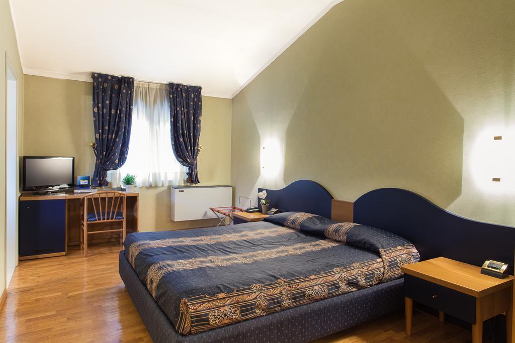 Hotel Gambara Bilik gambar
